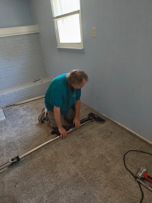 Stretch carpet power stretch room